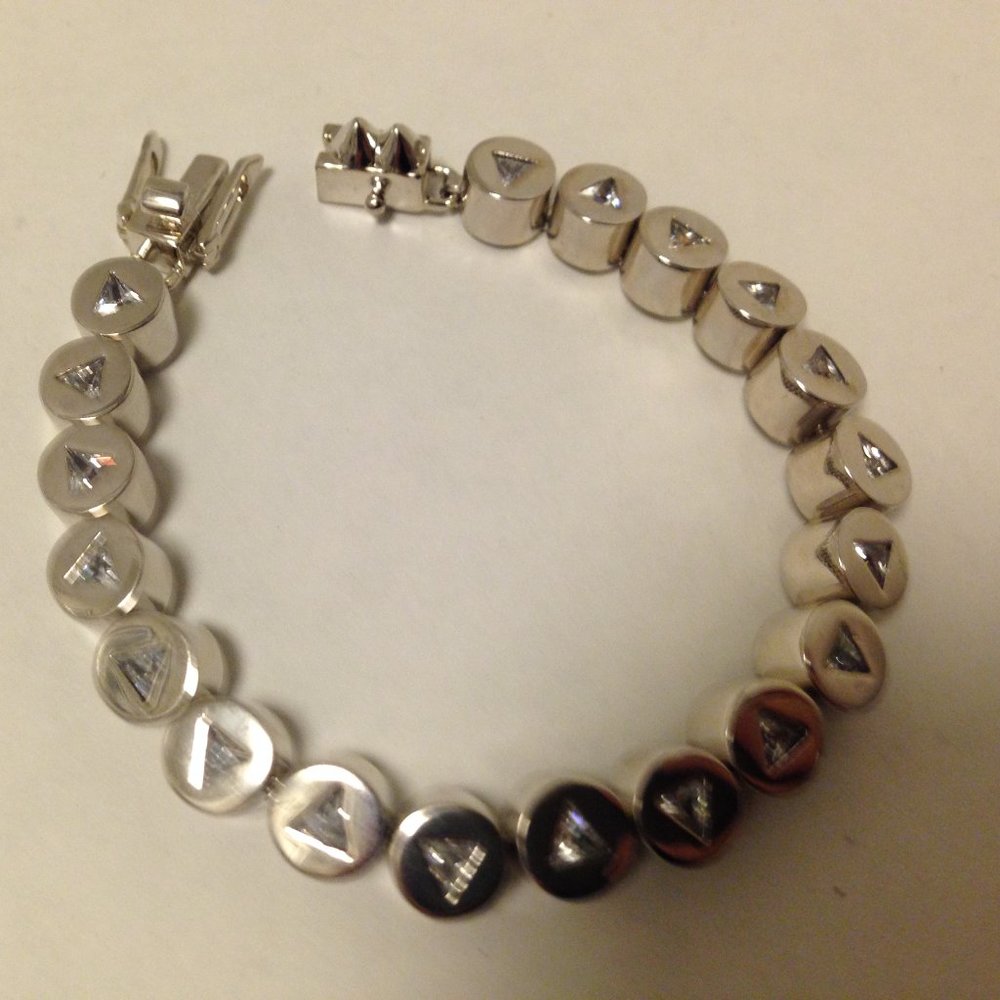 *SOLD* Eddie Borgo Crystal Triangle Links Bracelet - Picture 4 of 4